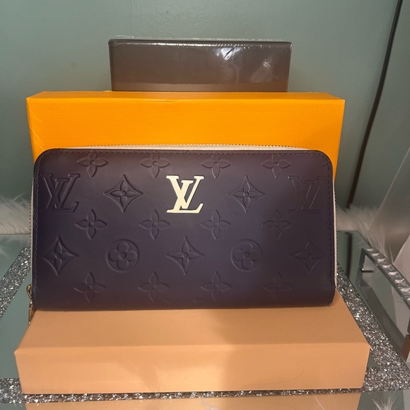 Authentic Louis Vuitton Matte Vernis Zippy Wallet - Picture 8 of 16